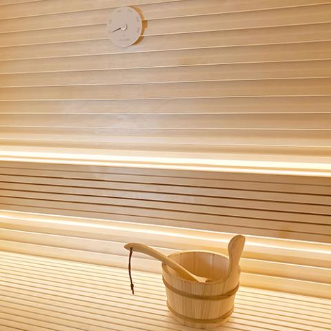 SaunaLife Wooden 1-Gallon Sauna Bucket Set with Wood Ladle and Thermometer, White - Sweet Life Saunas